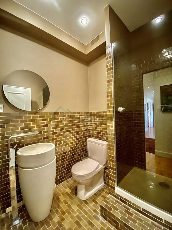 Pleasant and very bright bathroom with windows and with tile floor