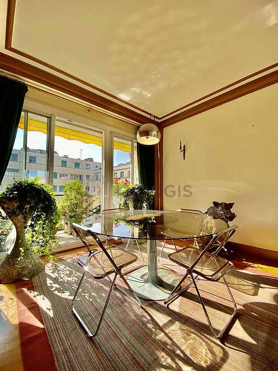 Très beau bureau avec du parquet au sol, équipé de télé