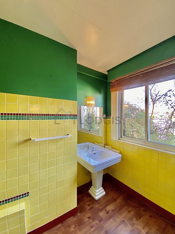 Salle de bain équipée de serviettes de bain