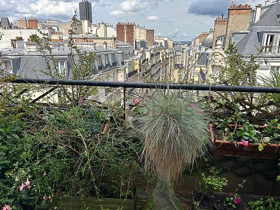 Terrasse très lumineuse avec du béton au sol