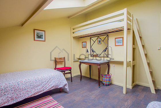 Chambre avec fenêtres