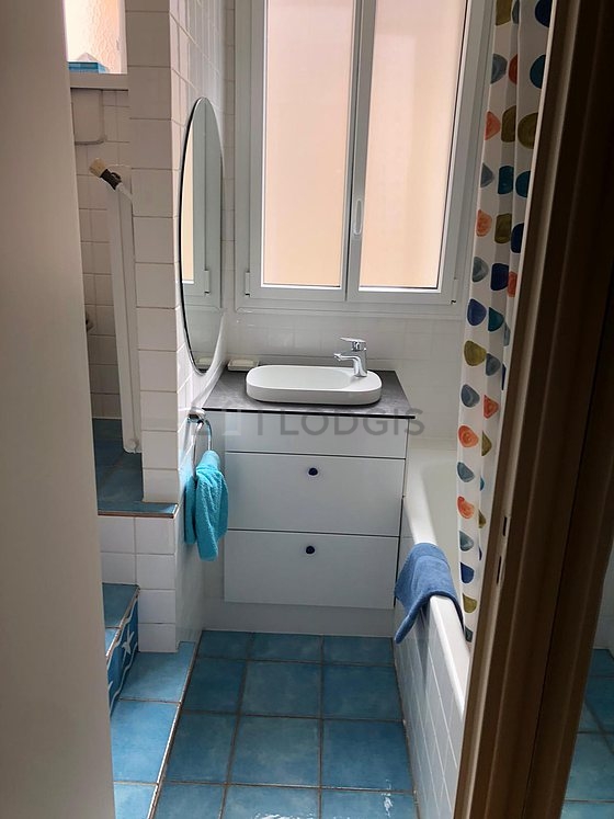 Salle de bain équipée de serviettes de bain