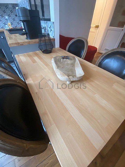 Bright living room furnished with 4 chair(s)
