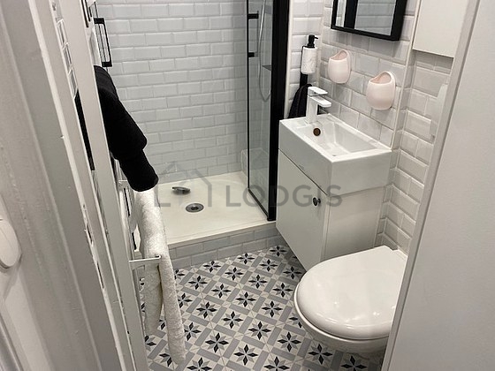 Belle salle de bain avec du linoleum au sol