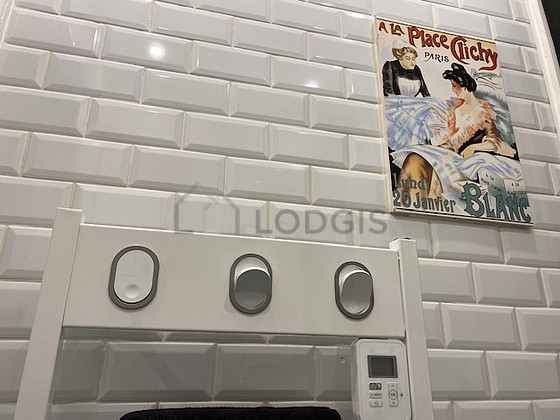 Salle de bain équipée de serviettes de bain