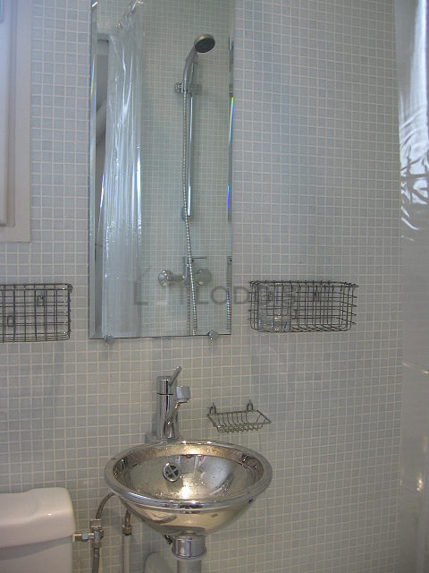 Bathroom with windows and with tile floor