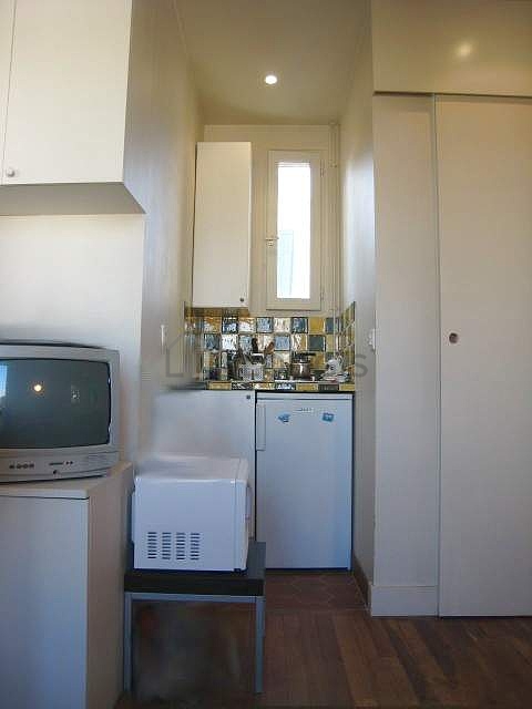 Kitchen equipped with hob, refrigerator, freezer, crockery
