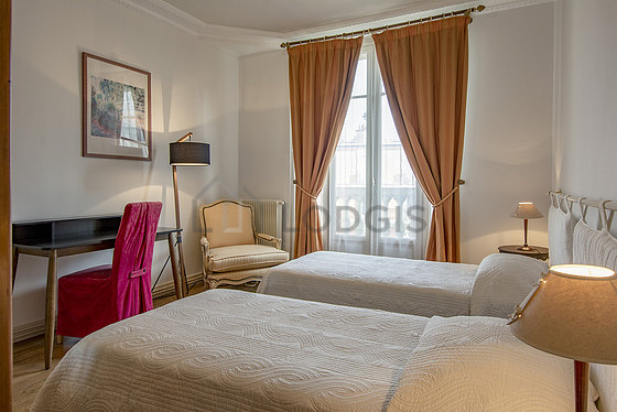 Chambre avec fenêtres double vitrage donnant sur rue