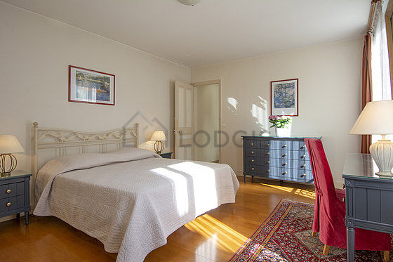 Grande chambre de 20m² avec du parquet au sol