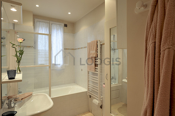 Belle salle de bain claire avec fenêtres et du carrelage au sol