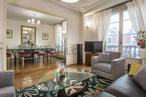Beautiful, quiet and bright sitting room of an apartmentin Paris