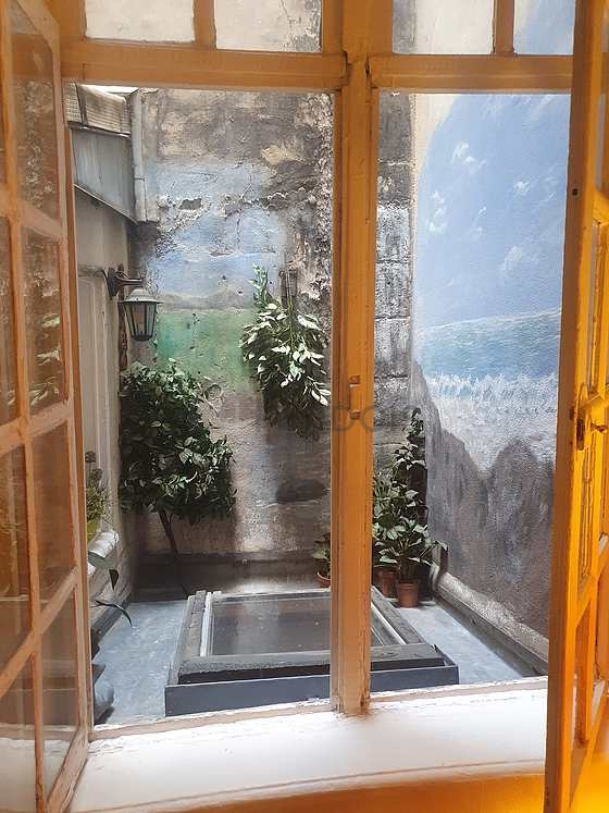 Quiet sitting room of an apartment in Paris