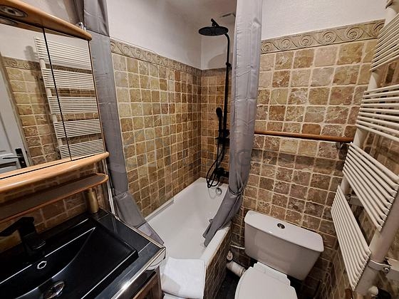 Bathroom equipped with bath towels