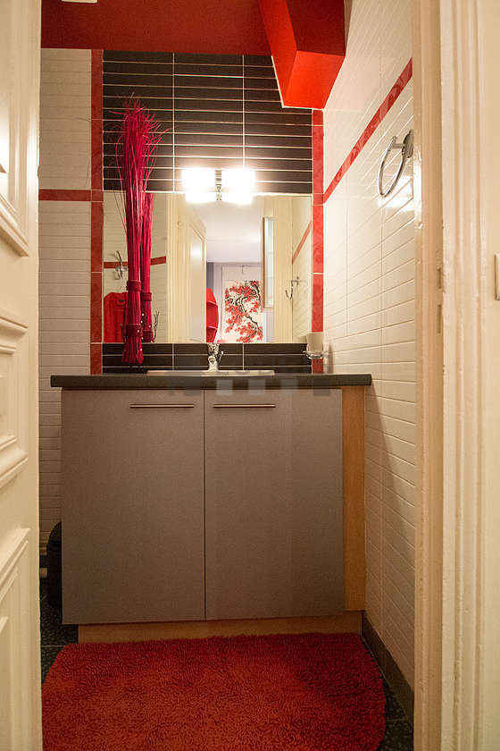 Salle de bain équipée de serviettes de bain