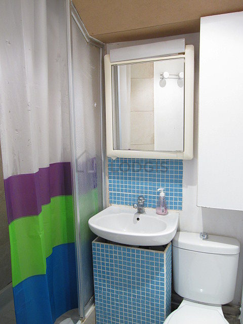 Salle de bain équipée de serviettes de bain