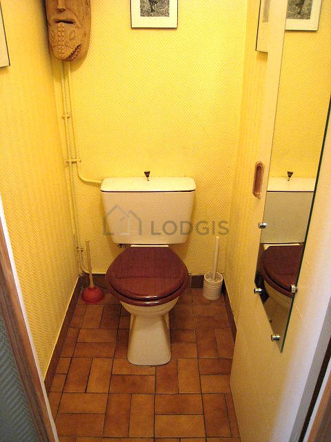Toilettes indépendantes de la salle d'eau