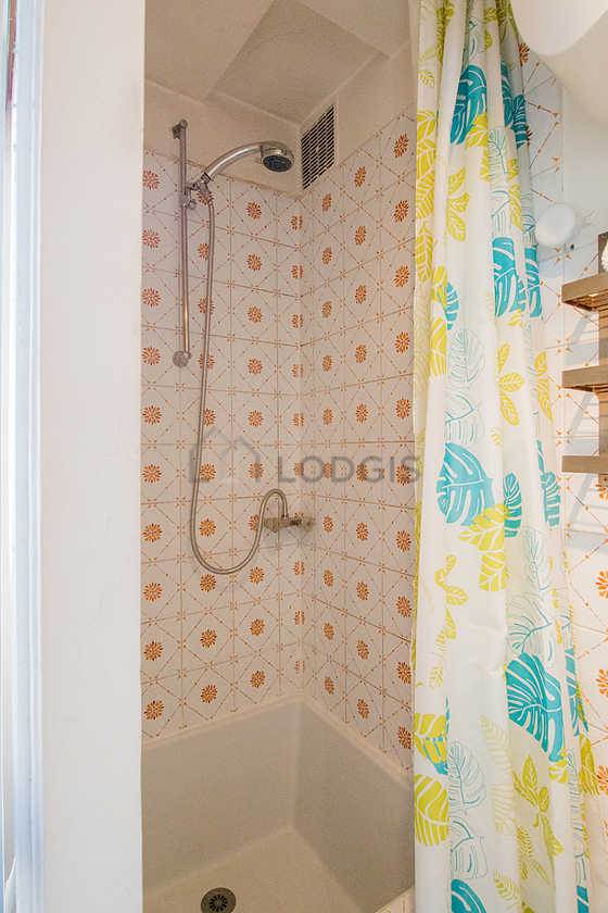 Salle de bain équipée de serviettes de bain