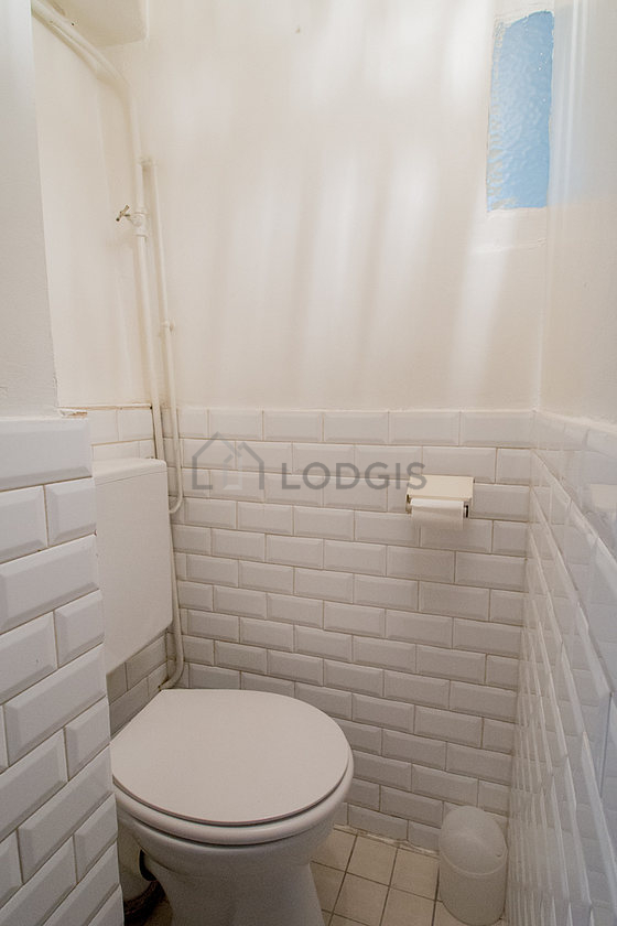 Toilettes indépendantes de la salle d'eau
