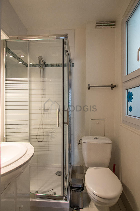 Bathroom equipped with bath towels