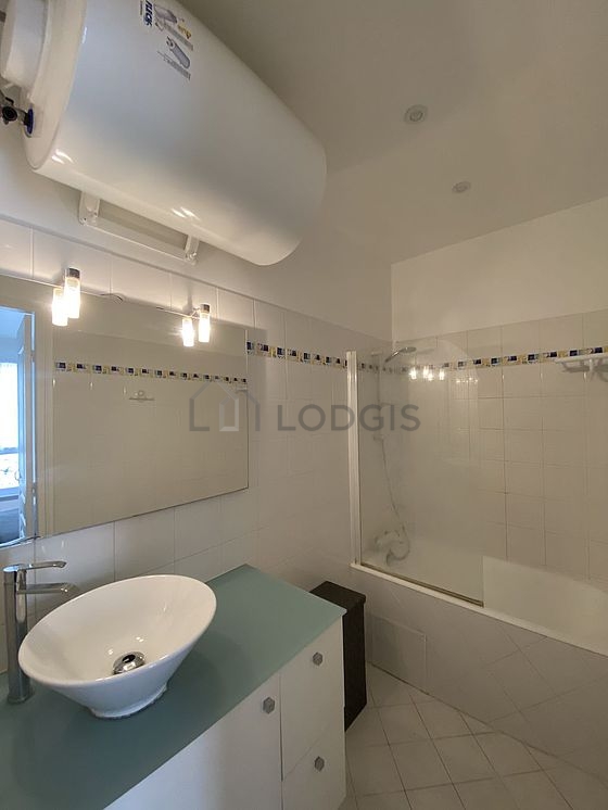 Belle salle de bain avec du carrelage au sol