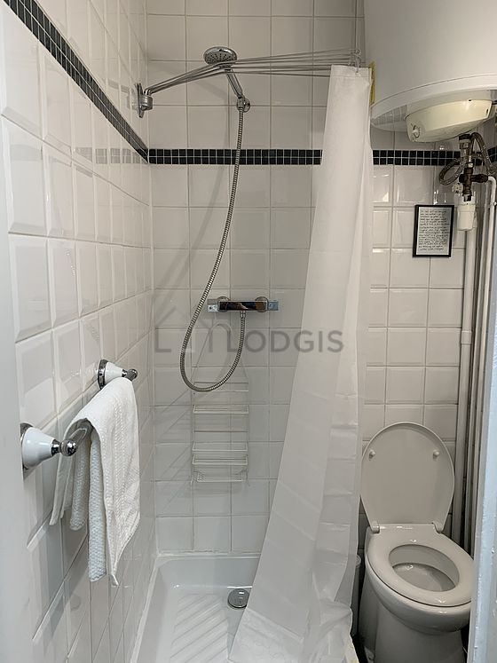 Salle de bain équipée de serviettes de bain