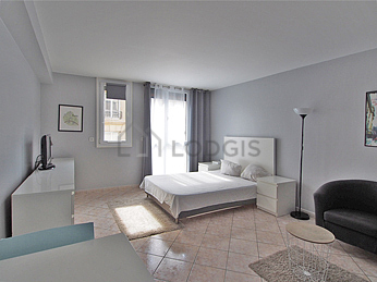 Large living room of 26m² with tile floor