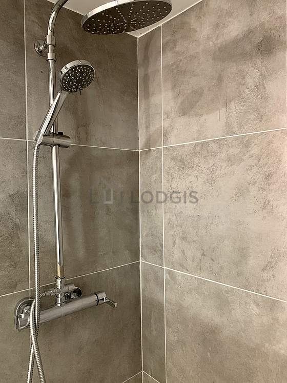 Salle de bain équipée de serviettes de bain
