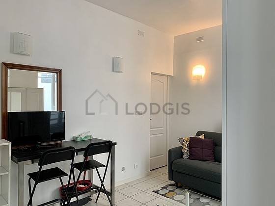 Salon de 18m² avec du carrelage au sol