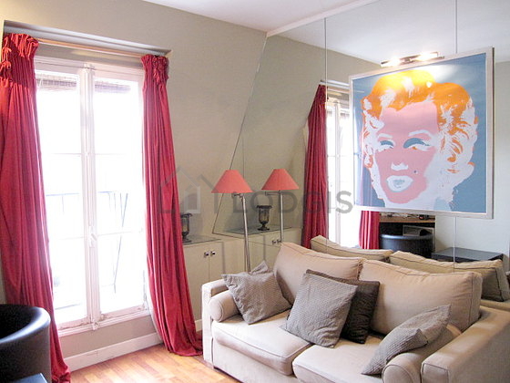 Salon avec du parquet au sol