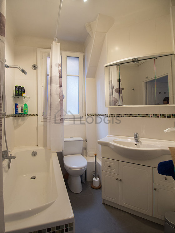 Belle salle de bain claire avec du carrelage au sol