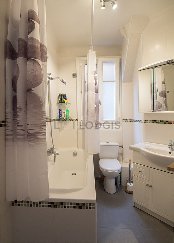 Salle de bain équipée de etagère