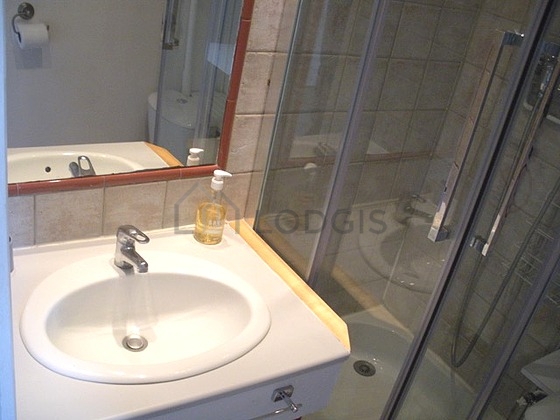Bathroom equipped with bath towels