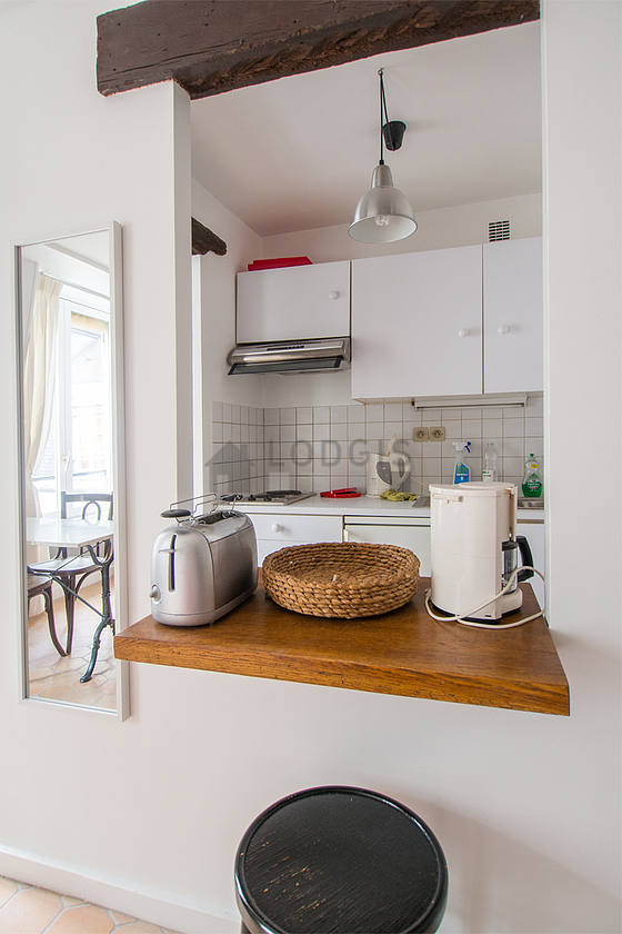 Belle cuisine avec du carrelage au sol