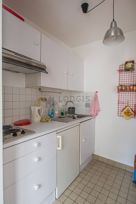 Cuisine équipée de plaques de cuisson, réfrigerateur, freezer, vaisselle