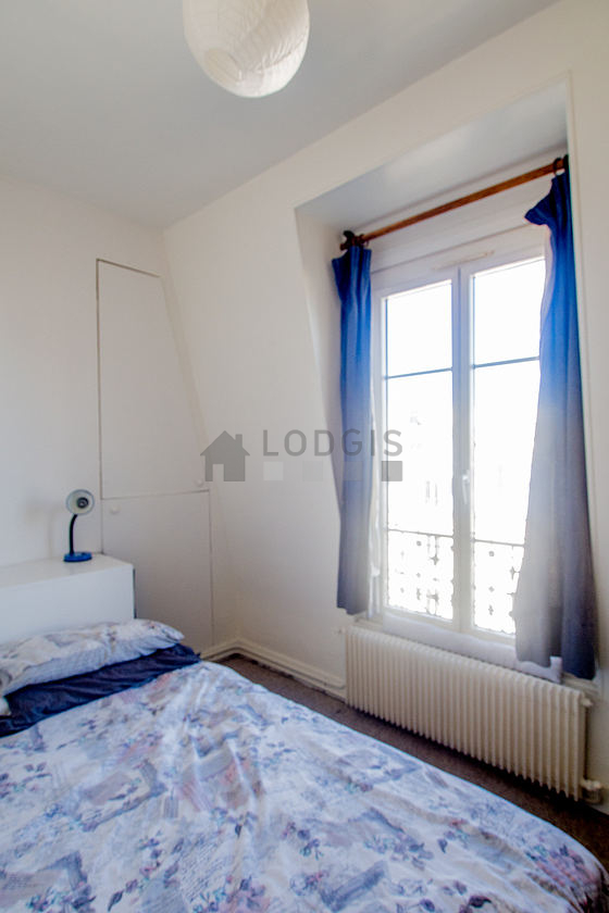 Chambre avec fenêtres double vitrage