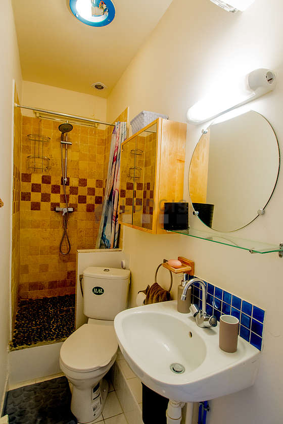 Salle de bain avec du carrelage au sol
