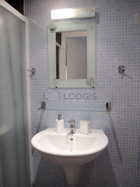 Bathroom equipped with bath towels