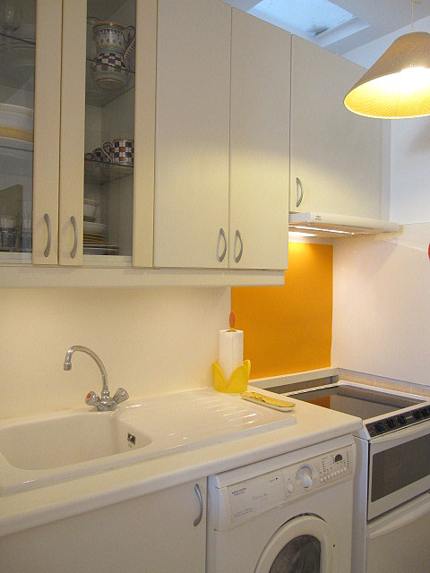 Kitchen equipped with dryer, refrigerator, crockery