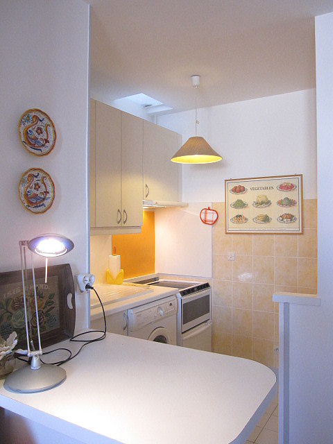 Belle cuisine de 4m² avec du carrelage au sol
