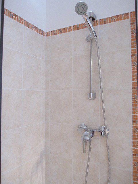 Salle de bain équipée de serviettes de bain