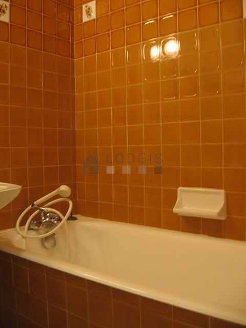 Salle de bain équipée de serviettes de bain