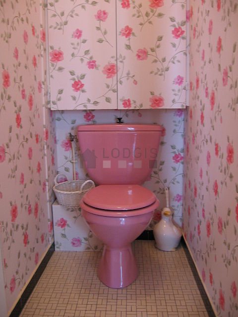 Toilettes indépendantes de la salle d'eau