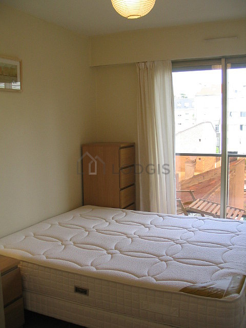 Chambre de 10m² avec du parquet au sol