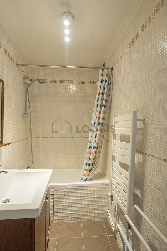 Bathroom equipped with bath towels