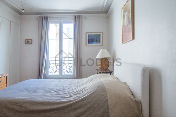 Chambre avec fenêtres double vitrage donnant sur cour