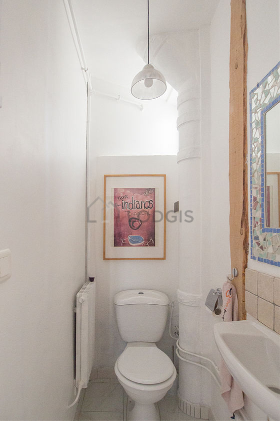 Toilettes indépendantes de la salle d'eau