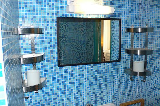 Bathroom equipped with bath towels