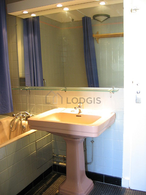 Salle de bain avec du carrelage au sol