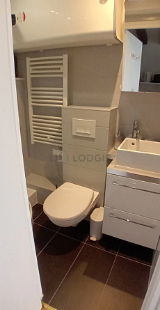 Salle de bain équipée de serviettes de bain