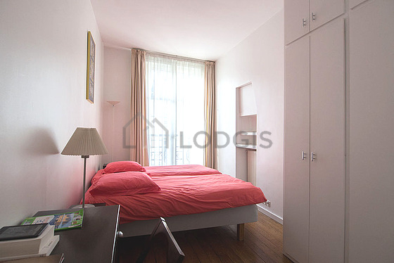Chambre avec fenêtres double vitrage donnant sur rue
